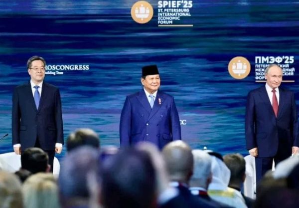 Presiden Prabowo Perkenalkan Danantara. Mendapat Applause Putin dan Peserta Forum SPIEF 2025 Rusia.
